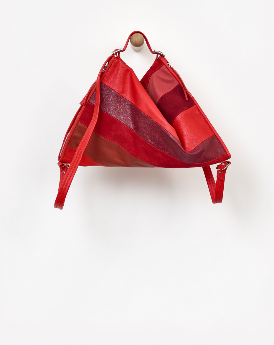 EVABLUT_TwisteretteShirt_red_backpack.jpg