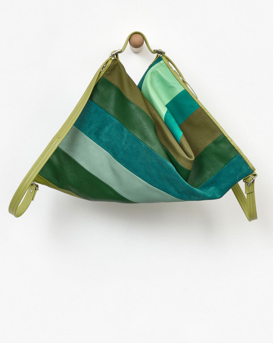 EVABLUT_TwistShirt_green_backpack.jpg