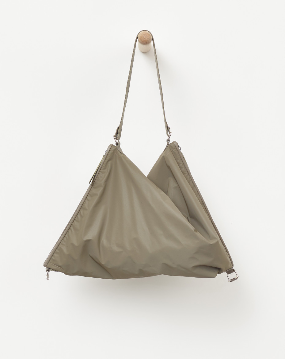 TwistShirt_Refl_Taupe_Shoulder.jpg
