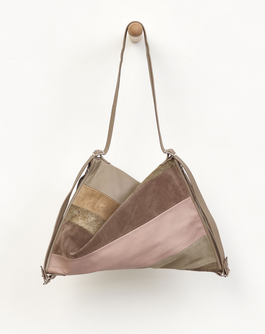 EVABLUT_TwisteretteShirt_natural_shoulderbag.jpg